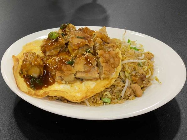 Pollo, huevo, arroz, fideos, cebollino, brotes de soja y salsa de soja salteado al wok, servidos con tortilla y Chi Jau Kay