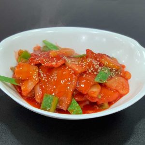 Cerdo asado en láminas, verduras chinas, piña y salsa de tamarindo salteado al wok