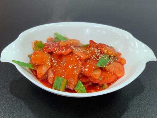 Cerdo asado en láminas, verduras chinas, piña y salsa de tamarindo salteado al wok