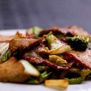 Cerdo asado en láminas, verduras chinas y salsa de soja salteado al wok