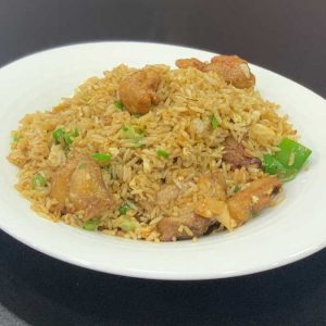 Pollo en trozos, arroz, huevo, cebollino y salsa de soja salteado al wok