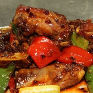 costillas de cerdo salteadas con verduras, salsa de ostra y picante chino