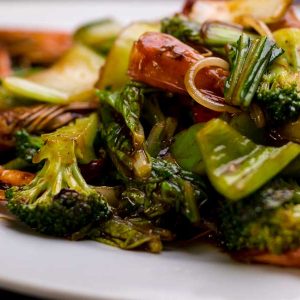 Langostinos, verduras chinas y salsa de ostras salteado al wok
