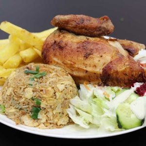 1/4 de pollo a la brasa acompañado de arroz chaufa de pollo, patatas fritas, ensalada y salsas