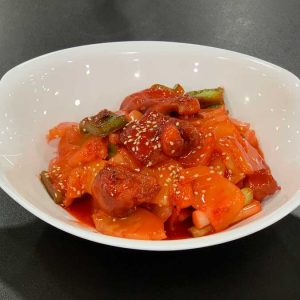 Pollo en trozos, piña, salsa de tamarindo y salsa de soja salteado al wok