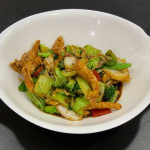 Pollo en tiras, verduras, salsa de ostras y salsa de soja salteado al wok