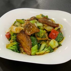 Cerdo, fideos, verduras chinas, salsa de ostras y salsa de soja salteado al wok