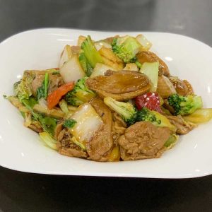 Pato asado, fideos, verduras chinas, salsa de ostras y salsa de soja salteado al wok