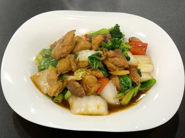 Pollo en trozos, fideos, verduras chinas, salsa de ostras y salsa de soja salteado al wok