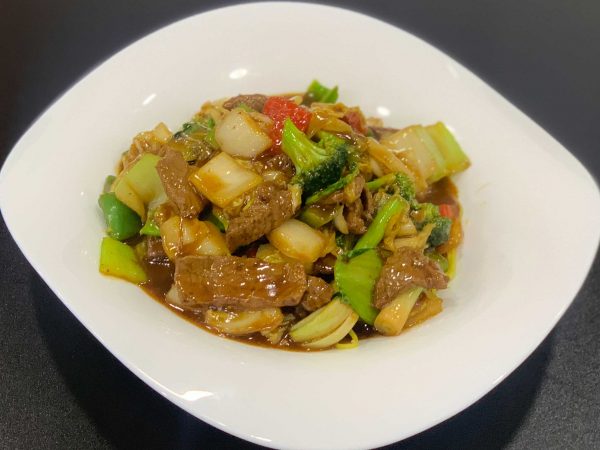 Ternera, fideos, verduras chinas, salsa de ostras y salsa de soja salteado al wok