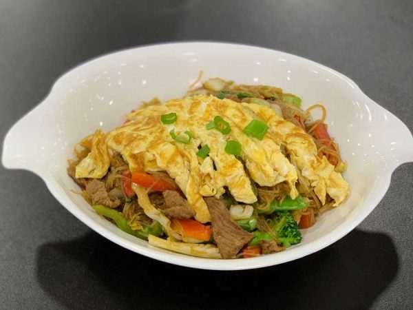 Ternera, fideos de arroz, verduras chinas y salsa de soja salteado al wok